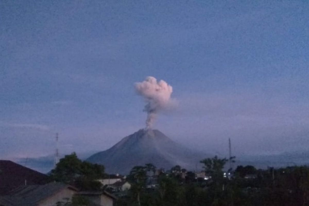 Gunung Sinabung dua kali semburkan abu vulkanik setinggi 1.000 meter