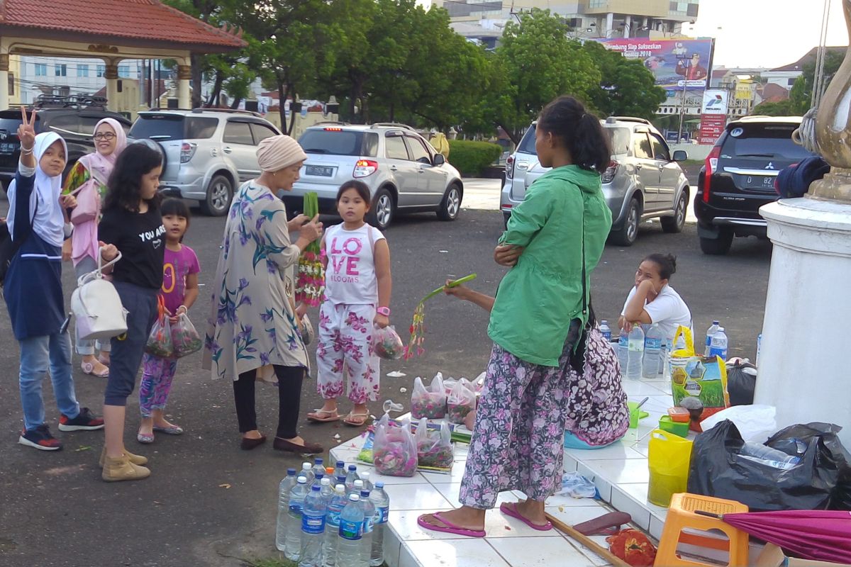 Pedagang bunga di TPU Kota Palembang 'panen' saat Lebaran ini