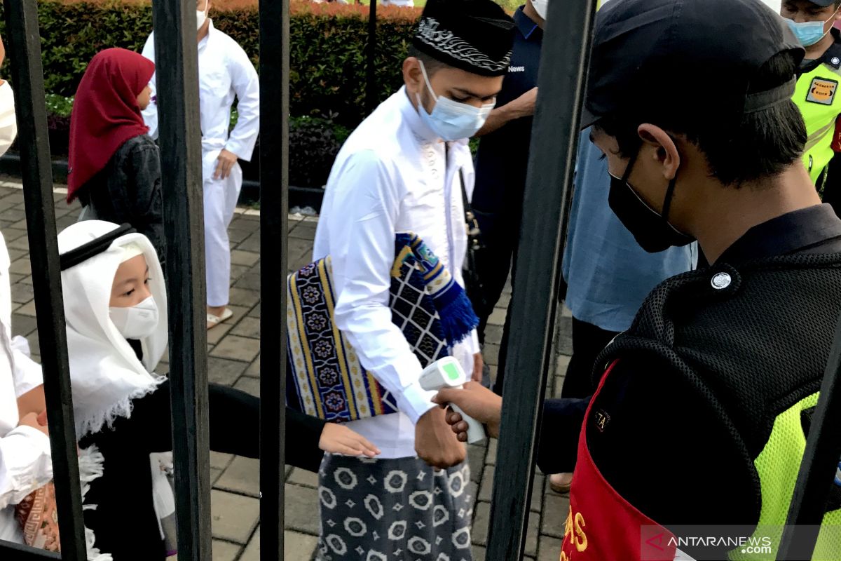 Ribuan jamaah ikut shalat Idul Fitri di Masjid Al-Azhar Jakarta