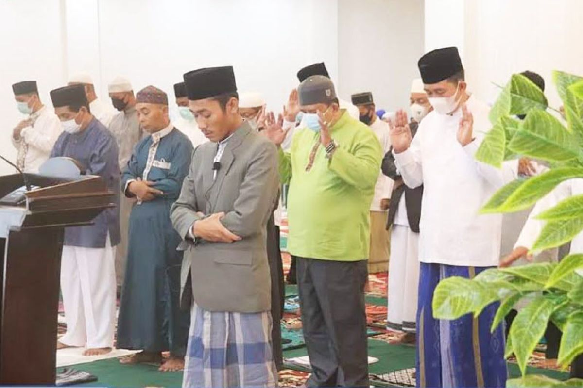 Nadalsyah Shalat Id di rumah jabatan