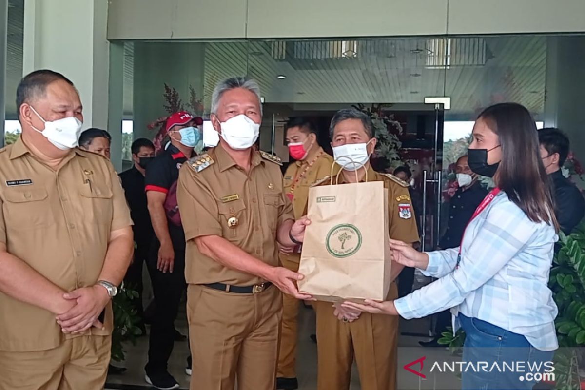 Dapat 200 Paket Sembako Kado Ramadhan Alfamidi. Bupati Minsel: Kami Salurkan Kepada yang Membutuhkan