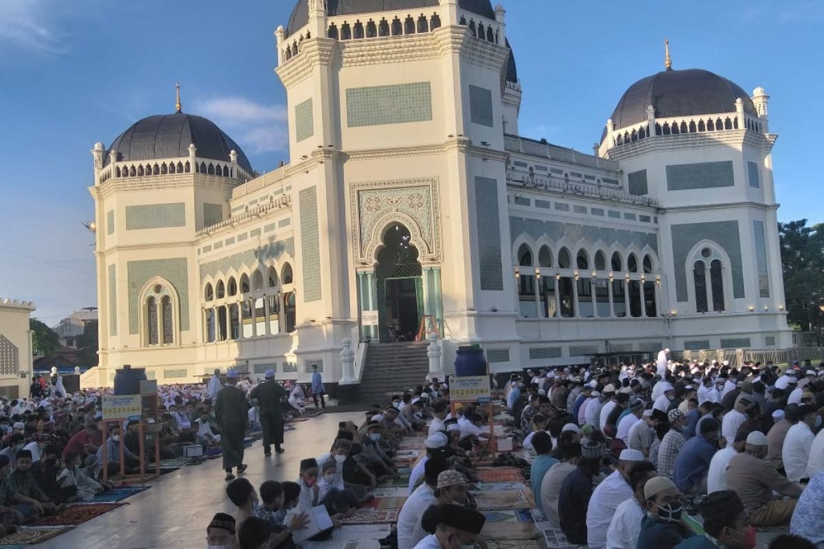 Petugas BPBD Sumut awasi prokes warga saat Shalat Id di masjid