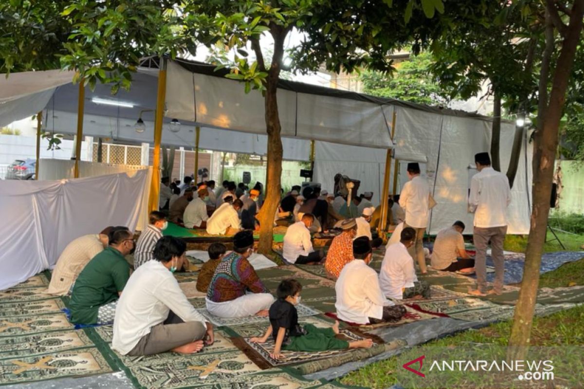 Warga Taman Villa Meruya catat sejarah gelar Shalat Id pertama kali