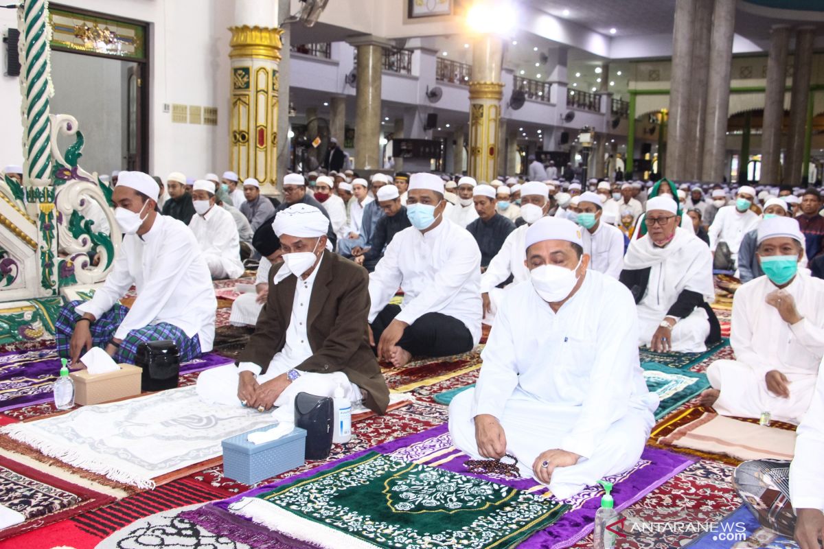 Bupati dan wabup Shalat Ied di Masjid Agung Al Karomah