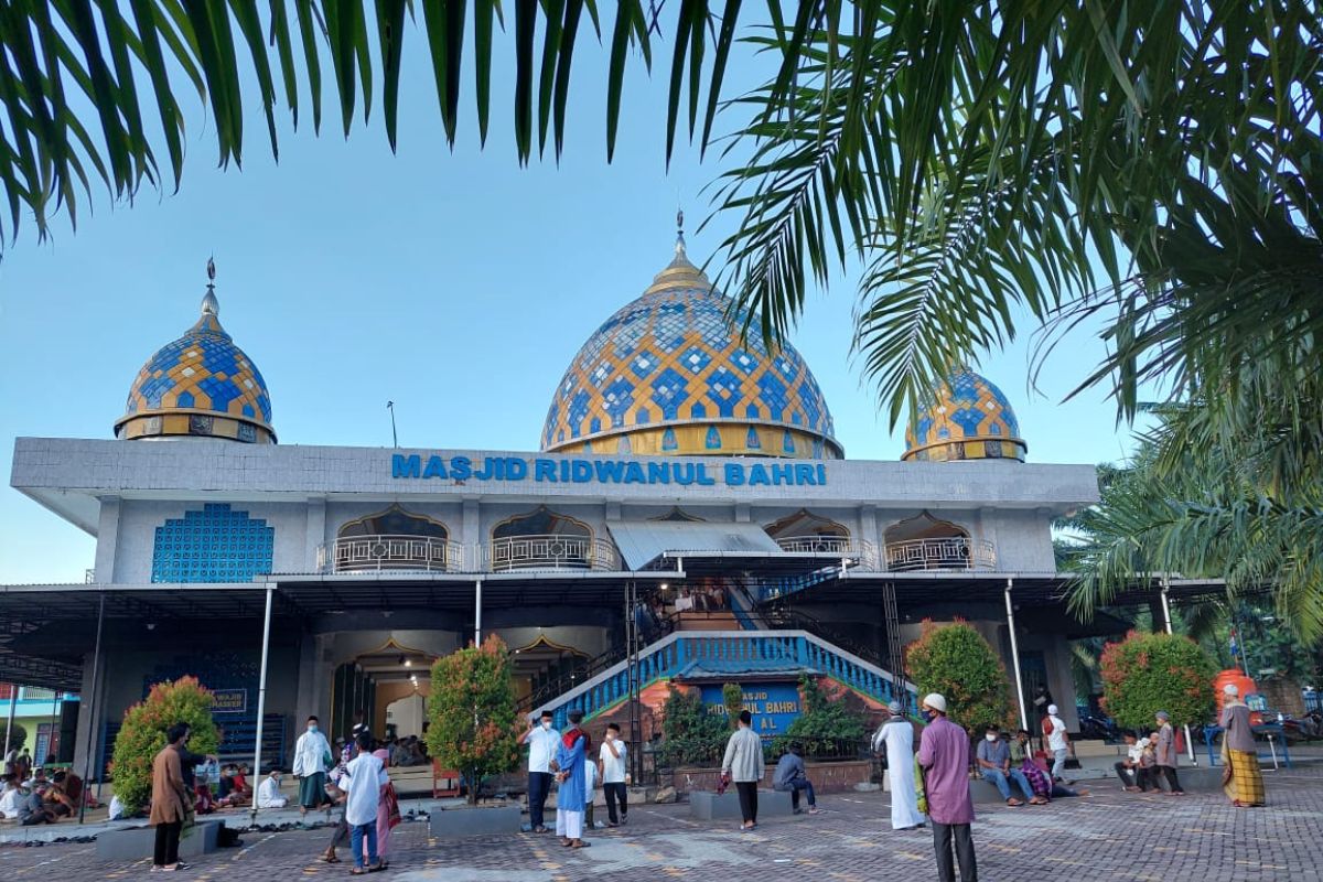 Muslim Papua di Teluk Bintuni gotong royong mendirikan masjid