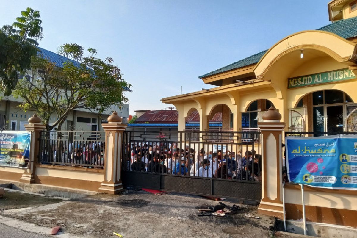 Walau dilarang, sejumlah masjid Pekanbaru tetap gelar salat Id