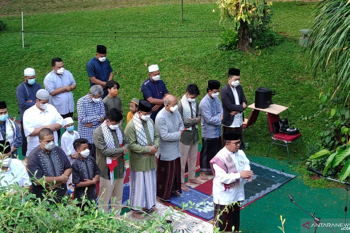 Baswedan performs Eid al-Fitr prayer at home under COVID-19 protocols