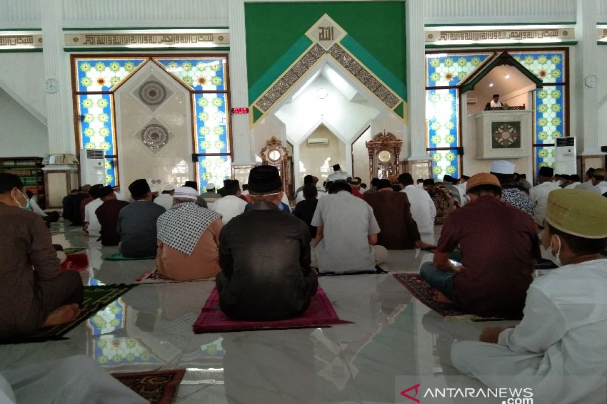 Shalat Idul Fitri di Kendari dilaksanakan di masjid-jalan dan lapangan