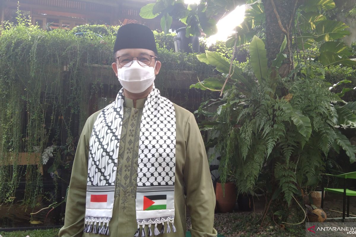Gubernur Anies Shalat Id gunakan sorban berbendera Palestina