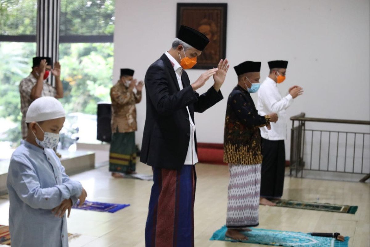 Ganjar: Idul Fitri-Kenaikan Isa Almasih bersamaan itu berkah Indonesia