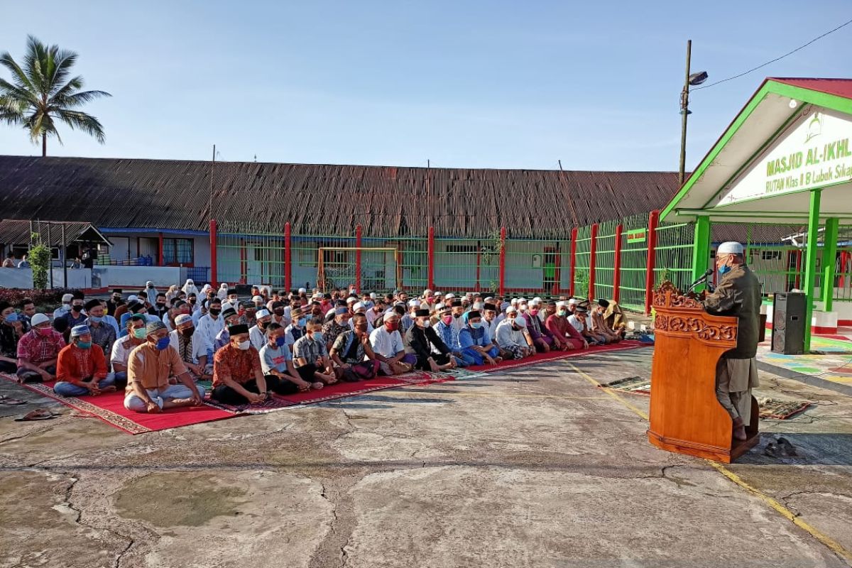 Warga binaan Rutan Lubuk Sikaping salat Id dengan prokes ketat