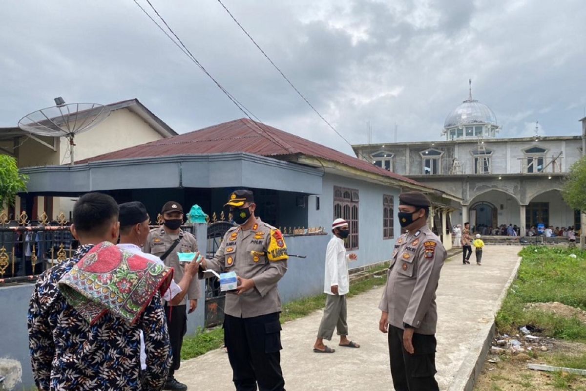 Kapolres Tapteng bagikan masker kepada jamaah sekaligus pengamanan sholat Idul Fitri