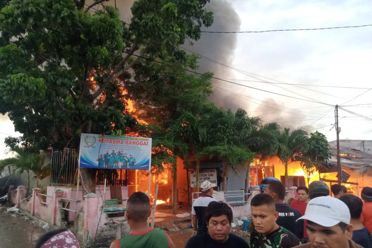 Pasar Simpong di Luwuk terbakar jelang salat Idul Fitri