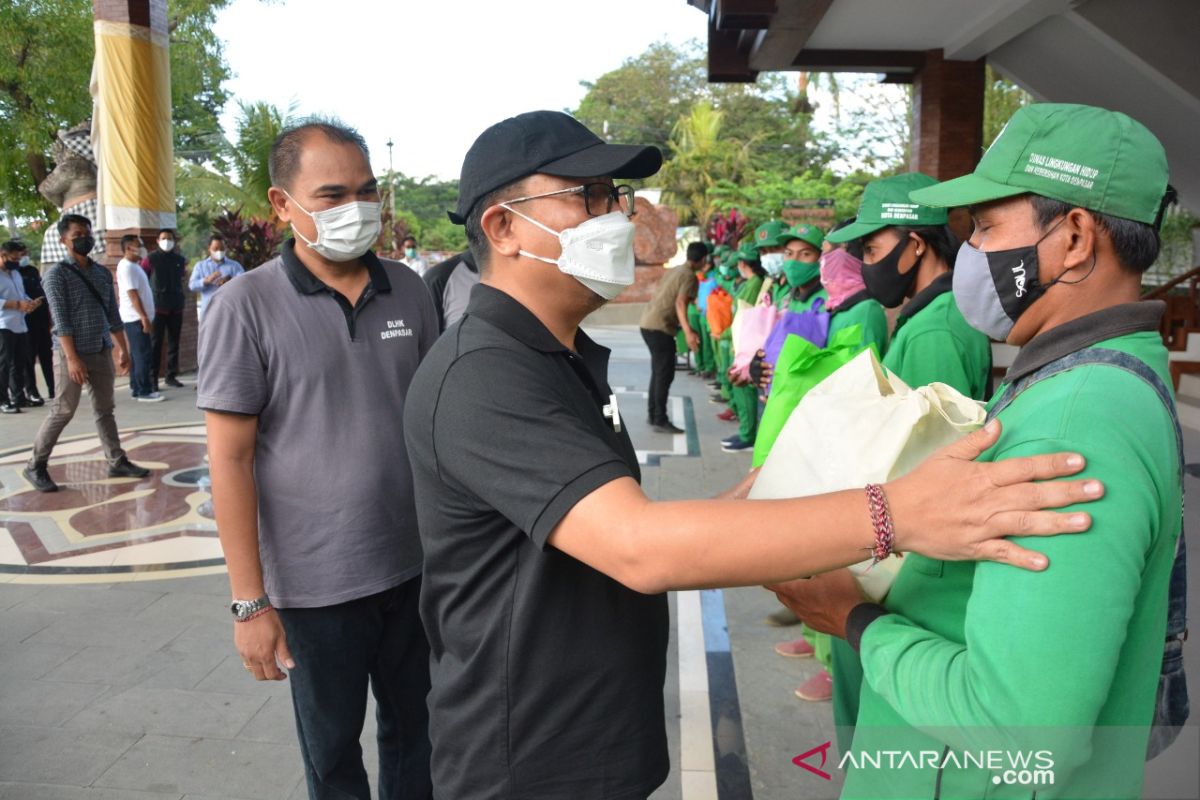 Pemkot Denpasar bagikan 1.384 sembako ke petugas kebersihan