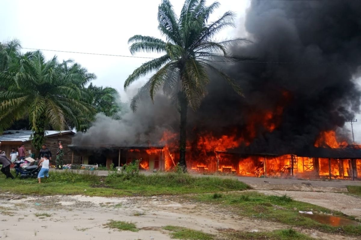 Kebakaran hanguskan empat unit bangunan di Belitang Hulu