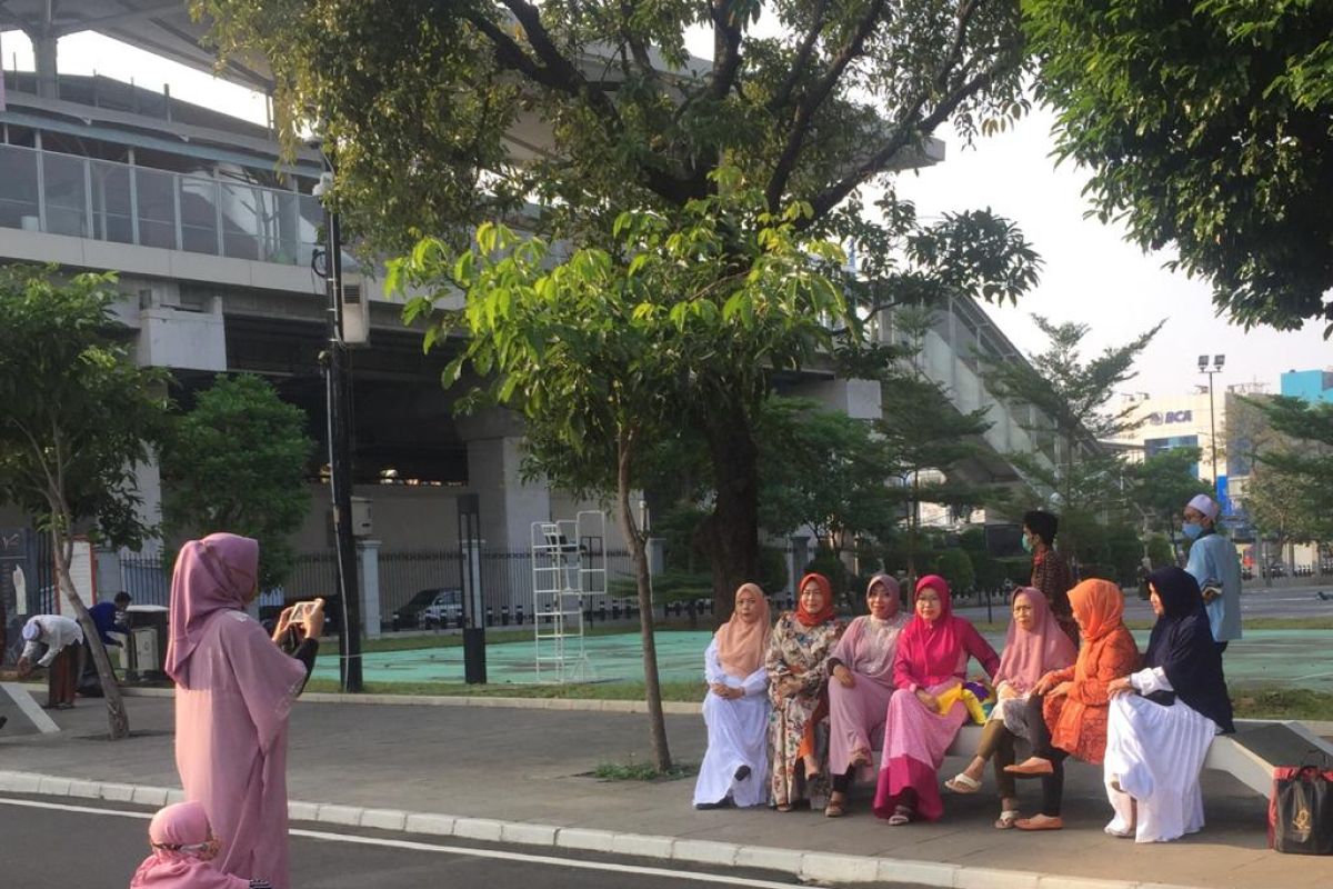 Usai Shalat Id, jamaah antusias foto bersama di Velodrome