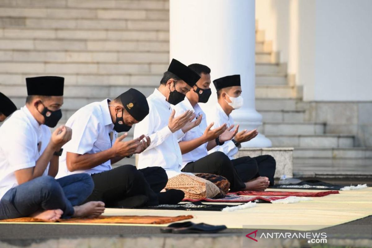 Presiden Jokowi shalat Idul Fitri di halaman Istana Bogor