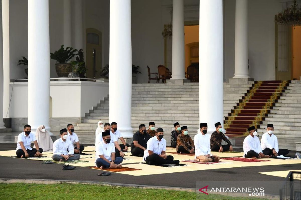 Presiden dan Ibu Iriana Jokowi shalat Idul Fitri halaman Istana Bogor