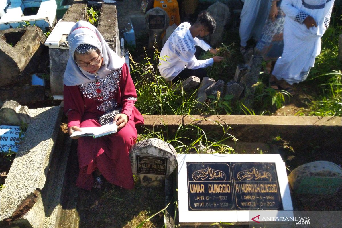 Doa ziarah kubur orang tua yang singkat dan mudah dihafal