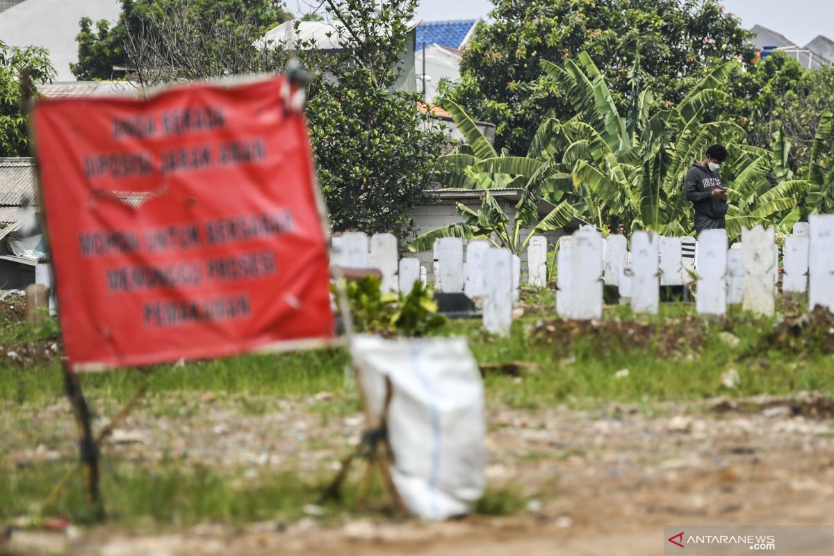 Gubernur DKI Anies izinkan warga ziarah kubur mulai Senin mendatang