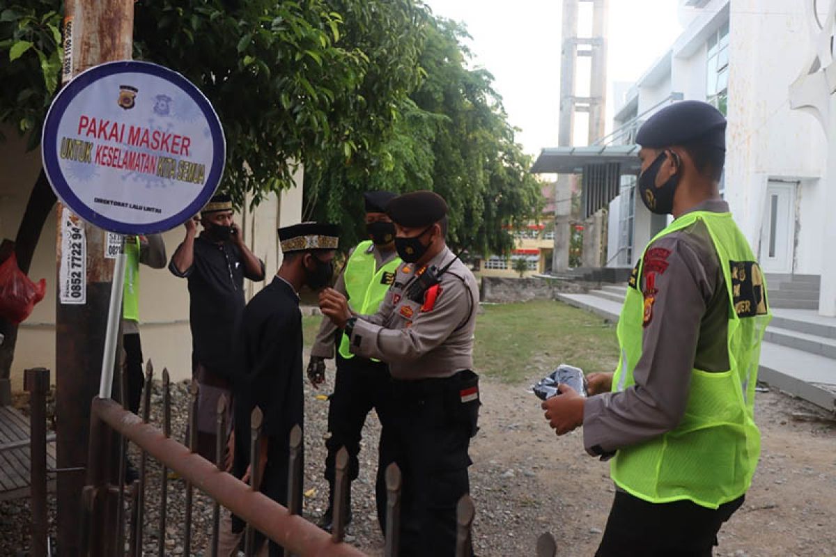 Cegah COVID-19, personel Polda Aceh bagi masker untuk jamaah shalat Idul Fitri