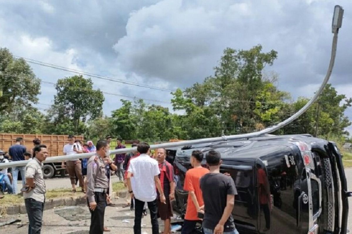 Mobil mantan Bupati Bungo beserta istri alami kecelakaan