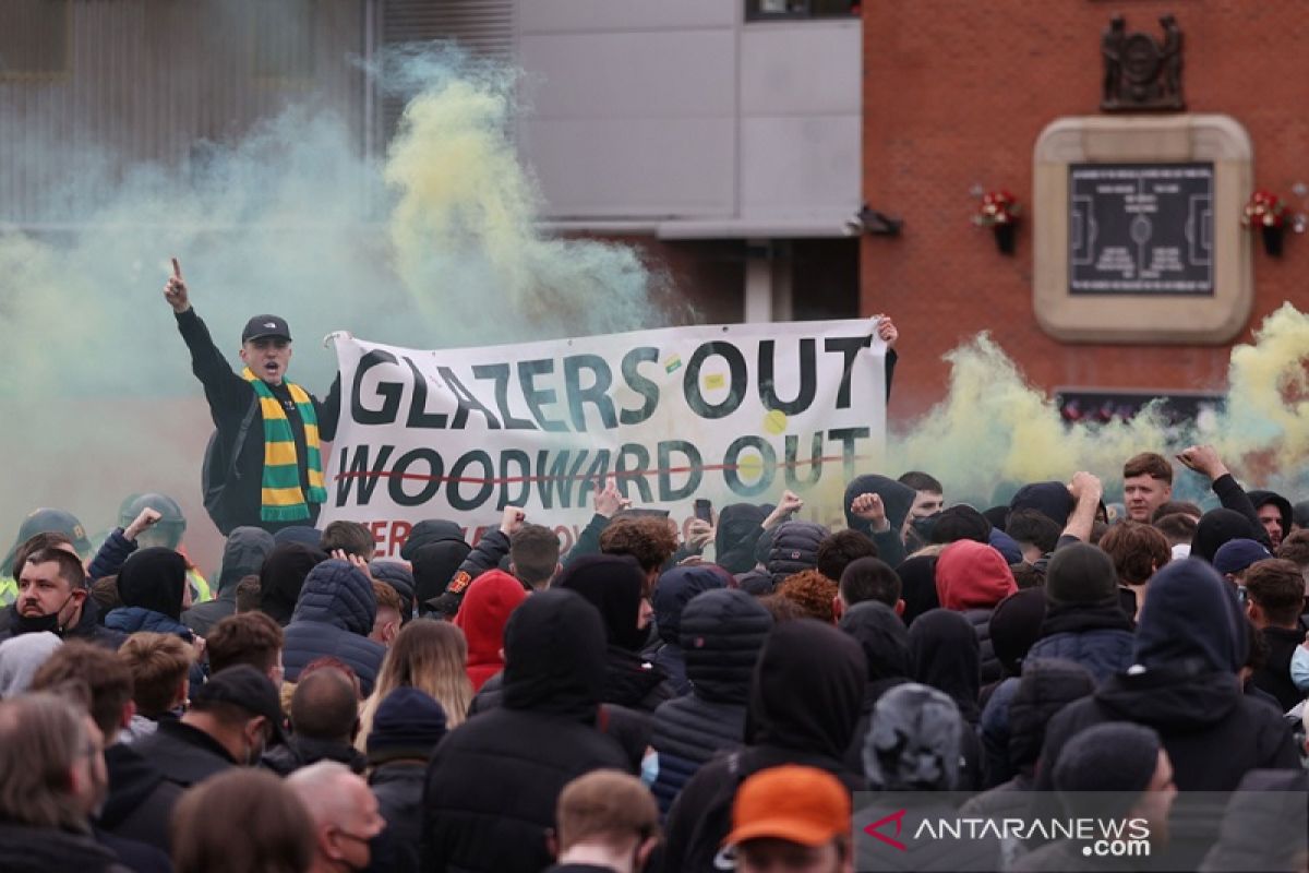 Liga Inggris: Suporter MU protes lagi, bus Liverpool sempat dicegat ke Old Trafford