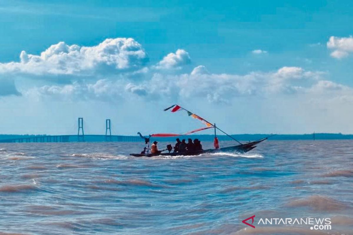 Naik perahu dari 