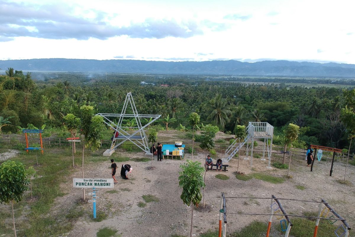 Warga manfaatkan libur Lebaran di wisata Puncak Mahoni Gorontalo