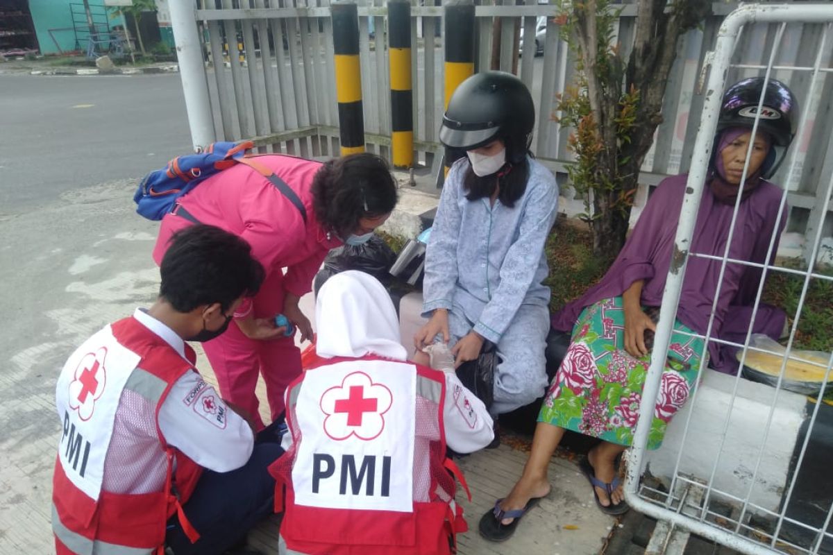 Gegara terobos lampu merah, perempuan pemotor tabrak dua pengendara