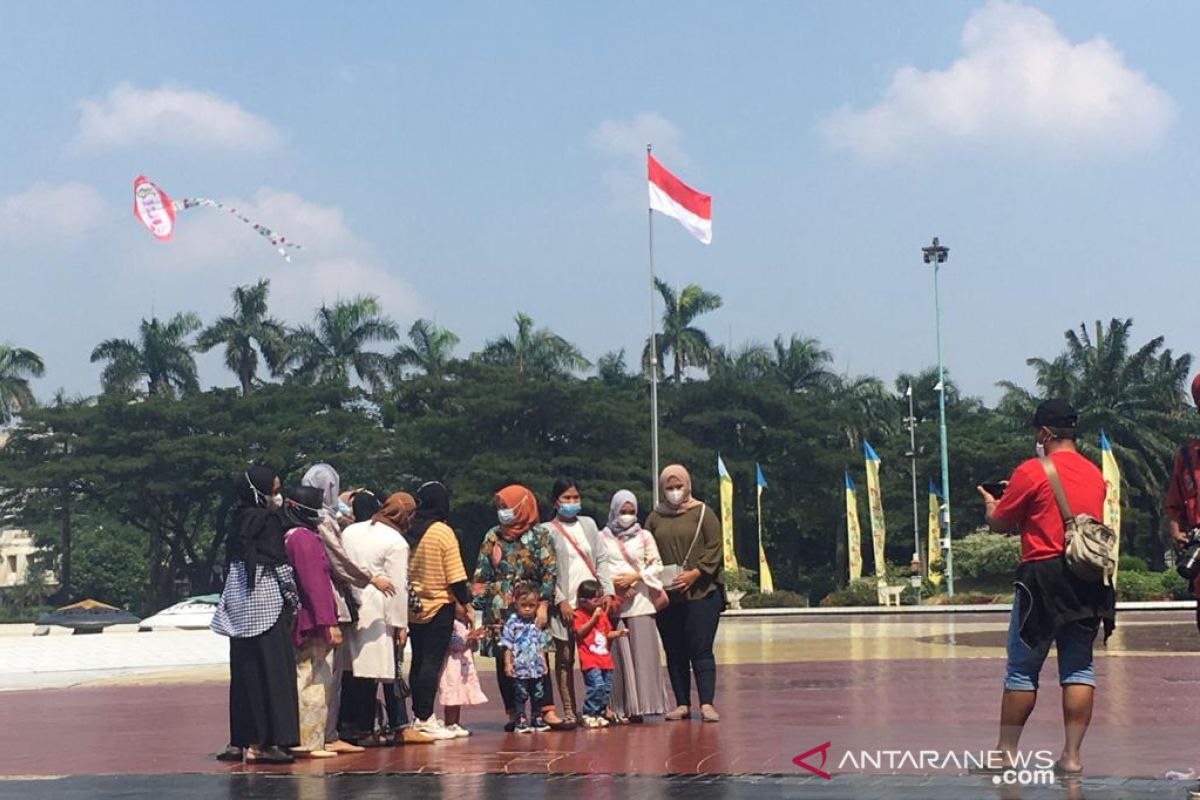 Hari kedua Lebaran, pengunjung piknik di TMII