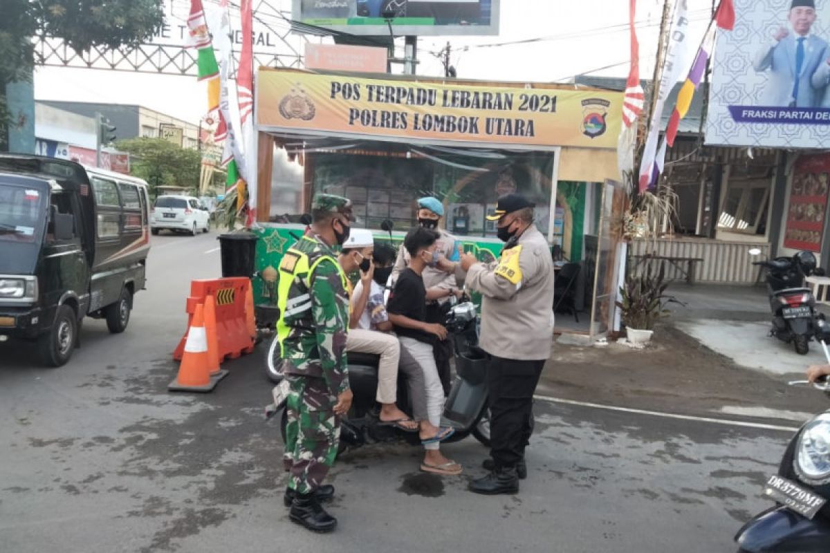 Pospam dan pos penyekatan di KLU bagikan masker ke warga