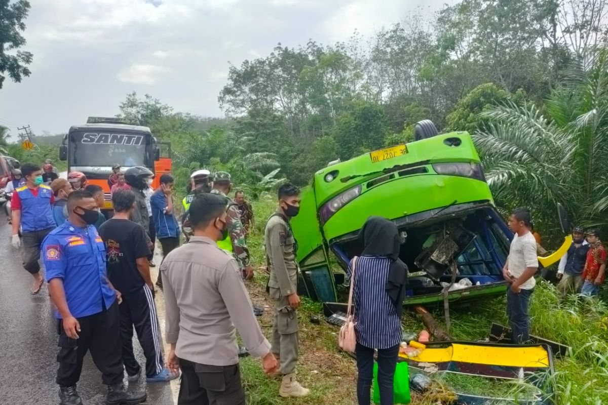 Dua orang luka akibat bus terbalik di Jalintim