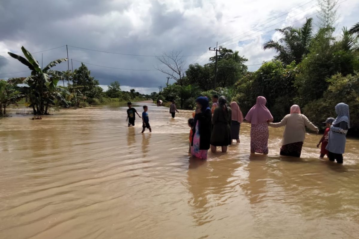 Warga diminta waspadai hujan badai picu banjir di Kalsel