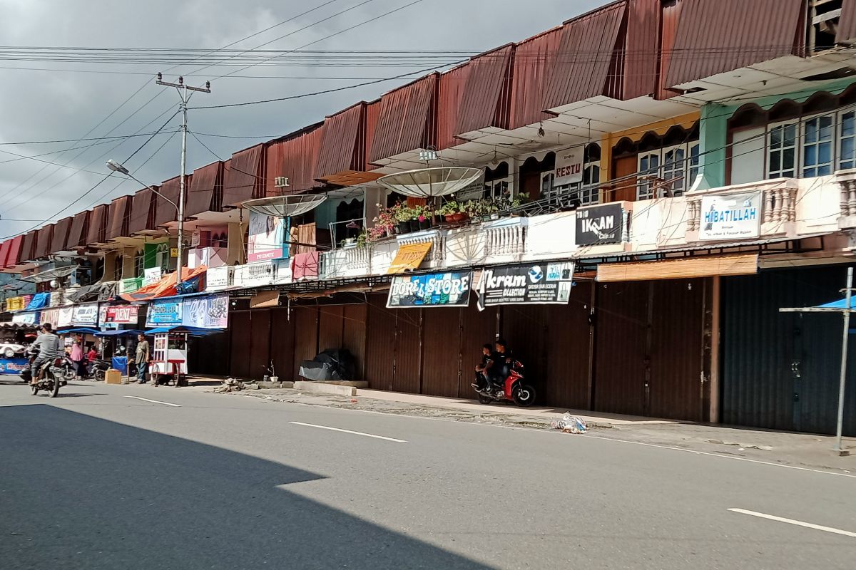 Sebagian besar pertokoan di Pasar Lubuk Sikaping Pasaman tutup hari pertama Lebaran