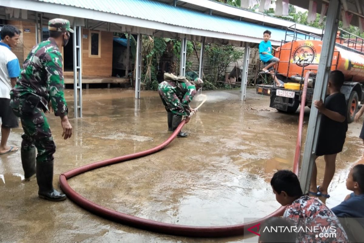 Kodim 1002/Barabai bantu penanganan banjir di Kecamatan Haruyan