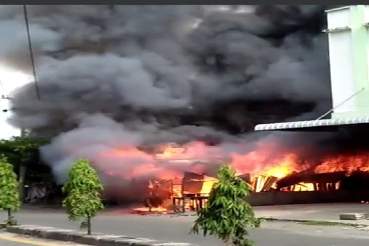 Sebuah warung bakso terbakar di Tebing Tinggi