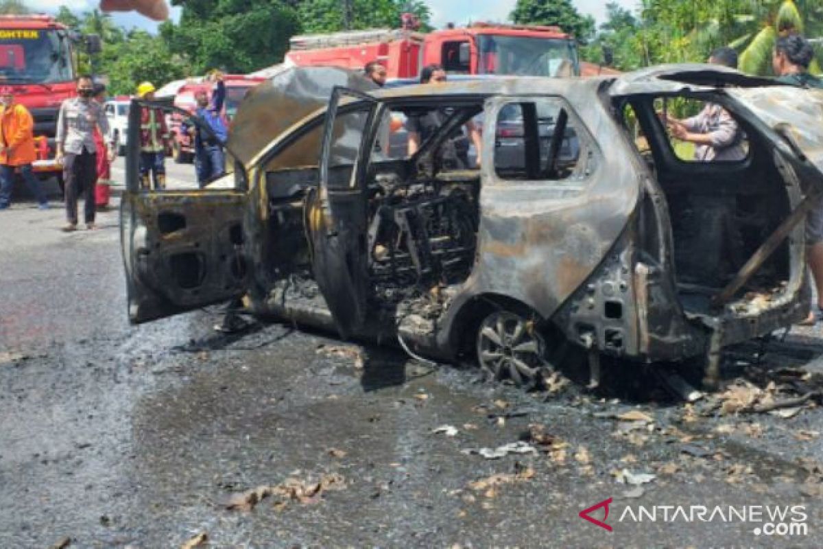 Satu unit mobil terbakar diduga karena percikan api dari tangki bahan bakar