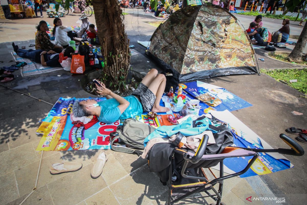 Pengunjung belum boleh berenang di Ancol