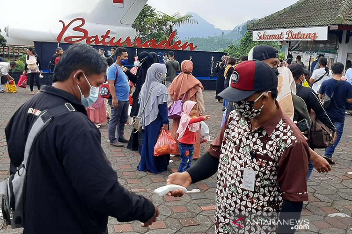 Warga patuhi prokes saat berwisata di Lokawisata Baturraden