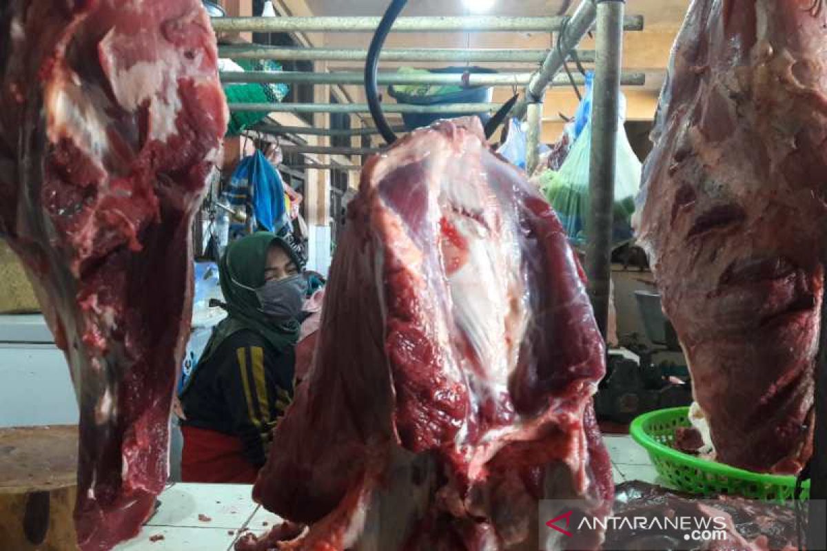 Harga daging sapi di pasar Tanjung Pandan turun