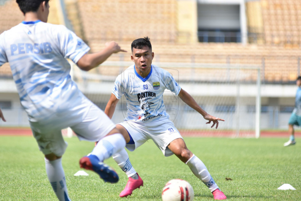 Gelandang Persib Erwin tetap latihan saat Lebaran