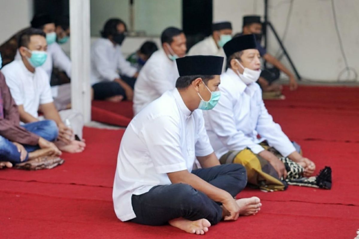 Wali Kota Kediri dan keluarga Shalat Idul Fitri di rumah dinas