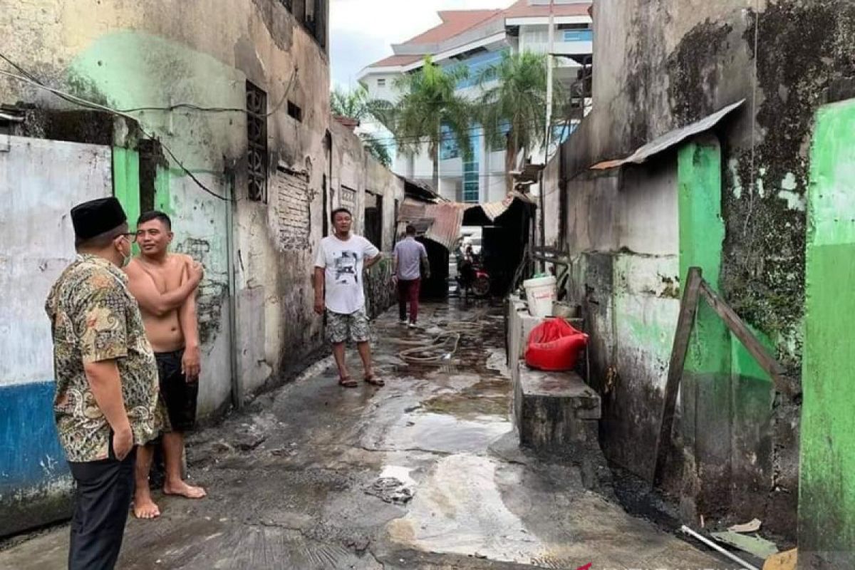 Wawali Kota Manado berikan penguatan korban kebakaran kompleks balai wartawan