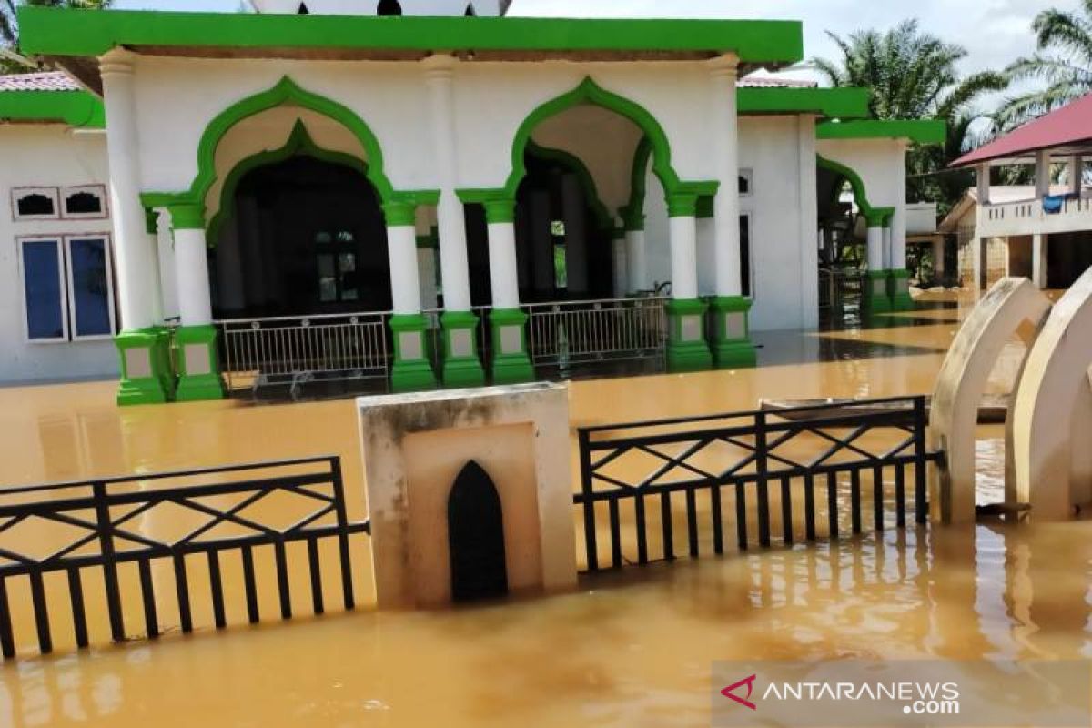 17 desa di Aceh Barat terendam banjir termasuk masjid