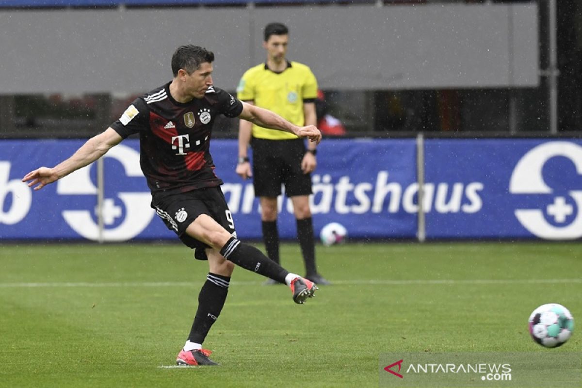 Lewandowski samai rekor gol Gerd Mueller kendati Bayern diimbangi Freiburg