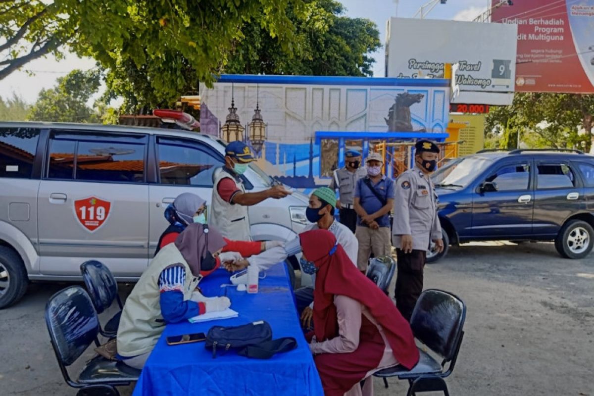 Polda Jatim lakukan tes cepat acak pengguna jalan di pos penyekatan