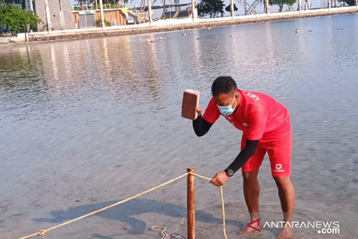 Manajemen Ancol pasang pembatas tali sepanjang bibir pantai