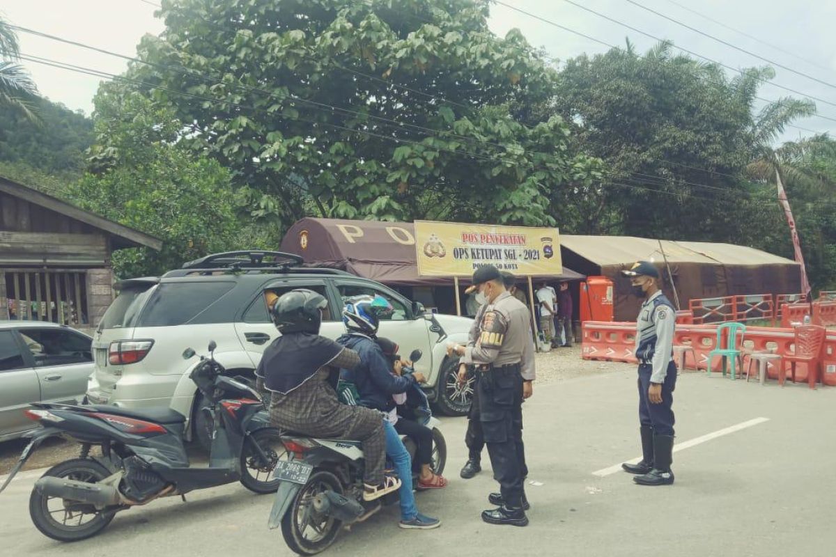 Aparat putar balik 146 kendaraan di batas Sumbar Riau