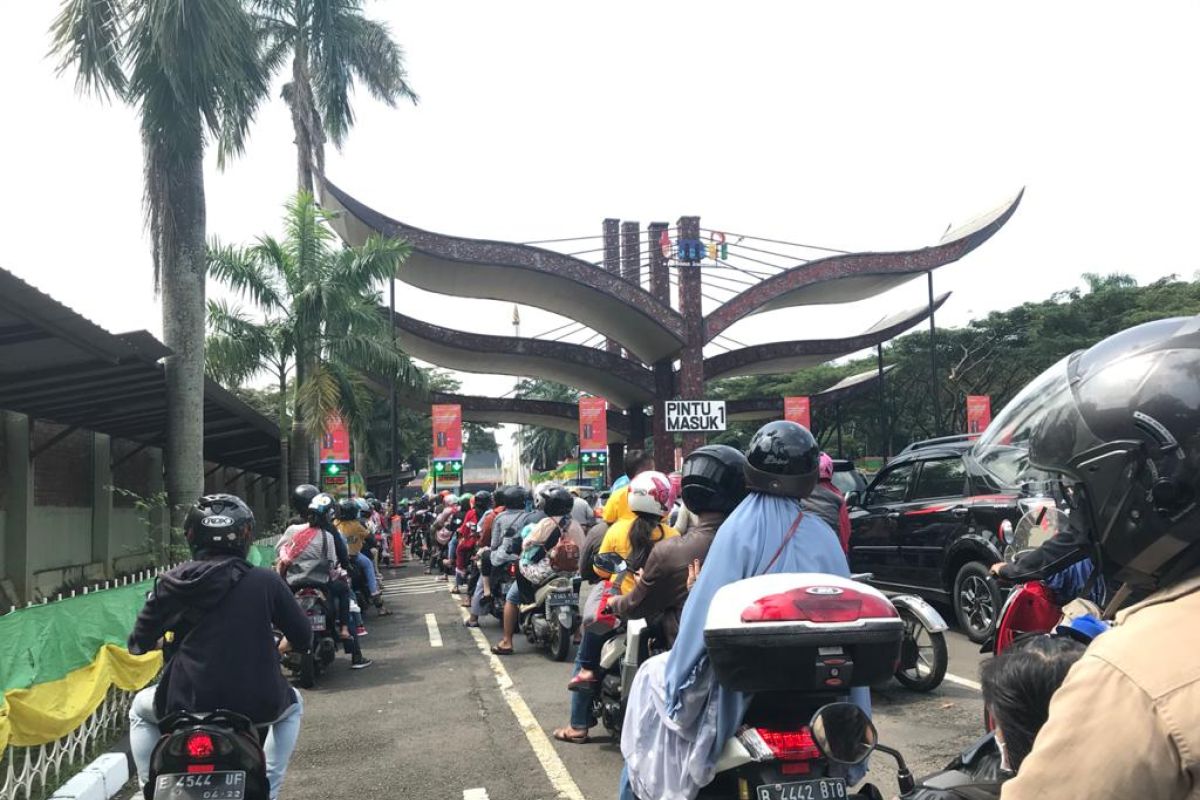 Pengunjung TMII membeludak, akses pintu masuk sempat ditutup